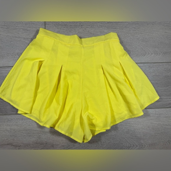 Lucy in the Sky Pants - Women’s Lucy in the Sky High Waist Yellow Shorts sz medium trendy sorority